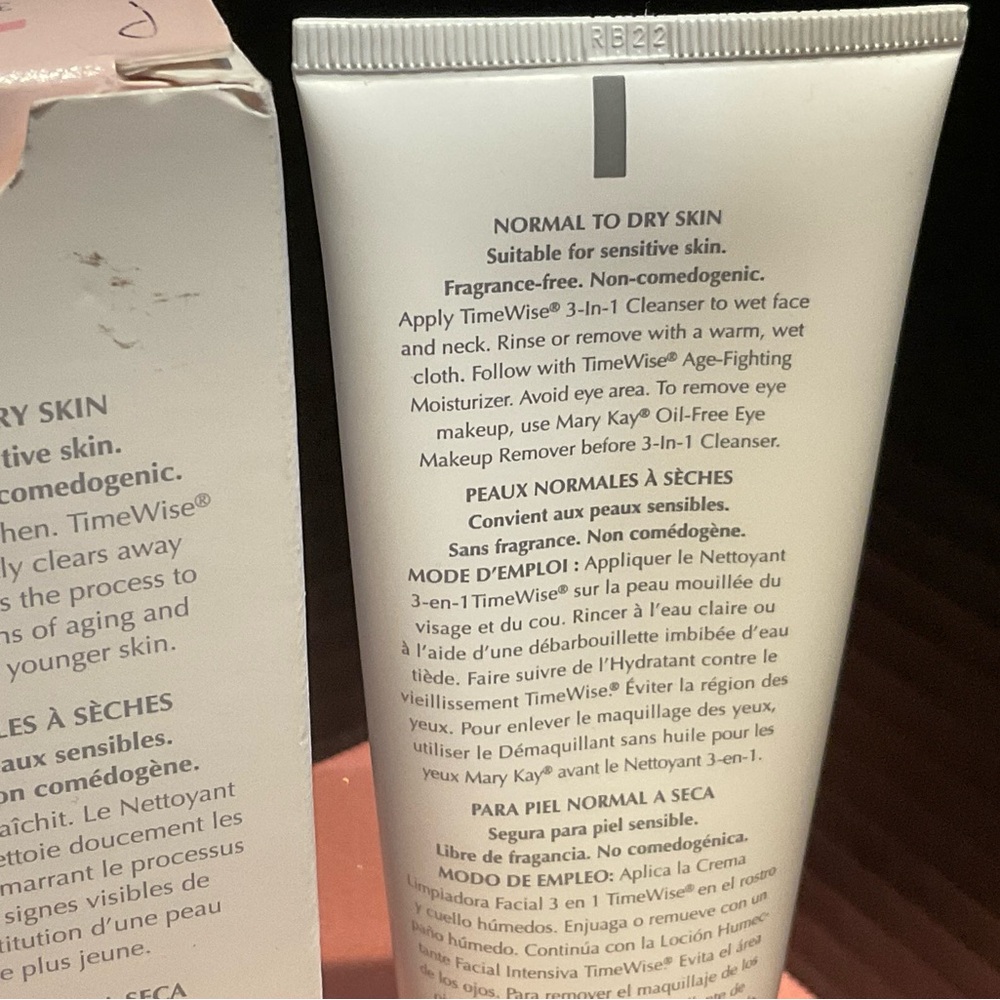 Mary Kay TIMEWISE 3 - IN - 1 Cleanser #869400 - Picture 6 of 7